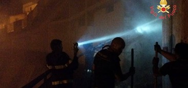 Balle di fieno in fiamme nella piazza di Settingiano