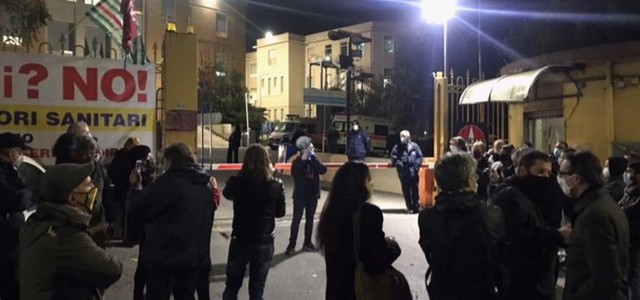 Covid, presidio davanti l'ospedale di Cosenza per chiedere più risorse