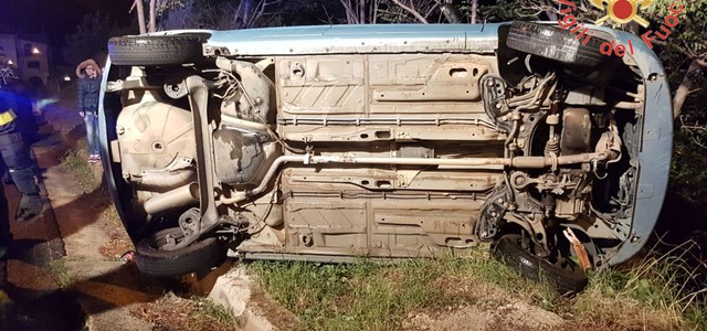 Auto si ribalta, ferite due ragazze