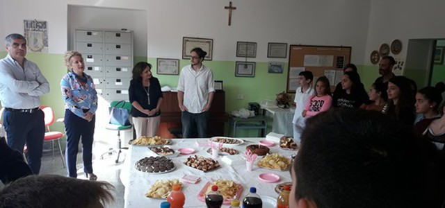 Saluto al volontario francese nella scuola di Vallefiorita
