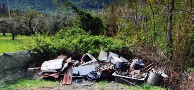 Discarica di rifiuti scoperta nel Cosentino, due persone denunciate