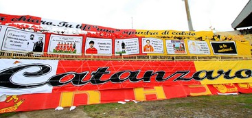 La coreografia degli Ultras racconta una storia infinita: "Io tifo il Catanzaro" (VIDEO)