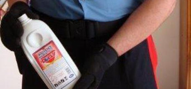 Si lava con acido, ustionato tredicenne
