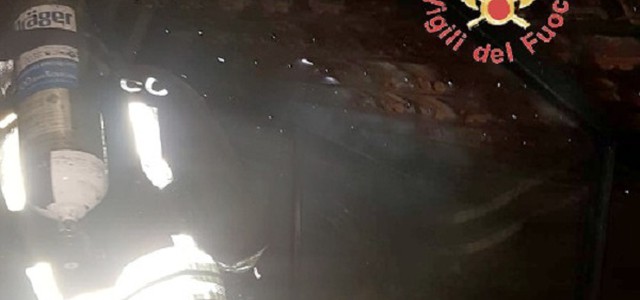 In fiamme sottotetto di una villetta nel Catanzarese, residenti evacuati