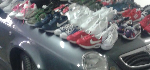 Sequestro di scarpe contraffatte al mercato rionale Stadio