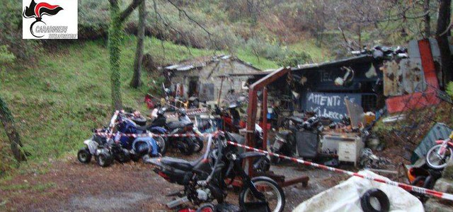 120 metri cubi di rifiuti speciali in bosco, quattro denunce nel Catanzarese