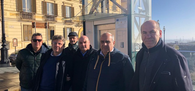 CONSOLANTE: “DISCARICA A CIELO APERTO LUNGO IL COSTONE CHE CIRCONDA IL PARCHEGGIO DI BELLAVISTA”