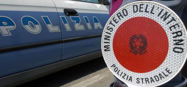 Due auto si ribaltano su A2, 4 feriti