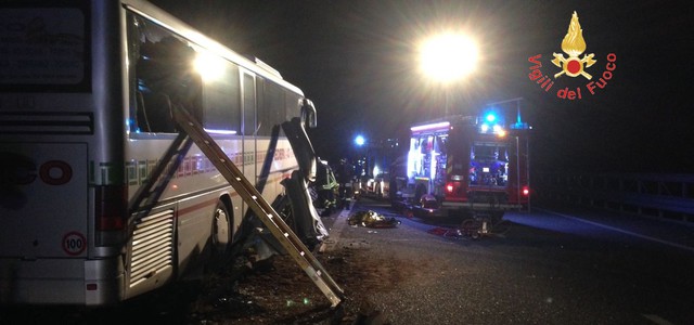 Incidente su A2 nel Catanzarese: autobus di linea privata contro guardrail, deceduto l'autista