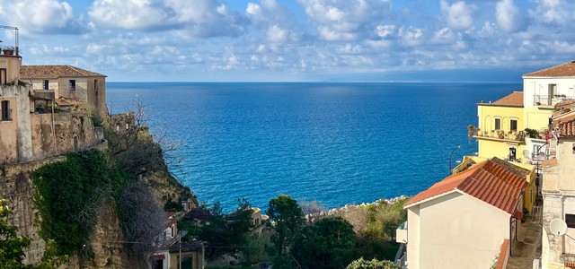 Il viaggio di Calabria in Fabula riparte dalla Costa degli Dei: prima tappa a Pizzo con protagonisti Milvia Marigliano e Ulderico Pesce