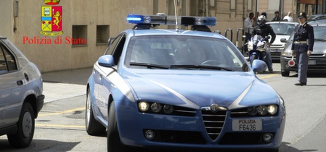 Picchia e minaccia compagna, arrestato
