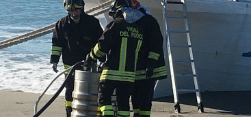 Travaso di più di 1000 litri di gasolio da peschereccio arenato nel Catanzarese