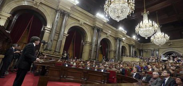 Catalogna: Puigdemont in Parlamento, "Sospesa l'indipendenza, ora il dialogo"