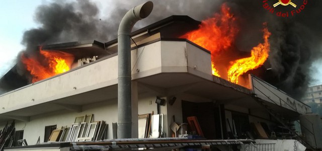Incendio in stabilimento per la lavorazione del legno e di infissi metallici (FOTO)