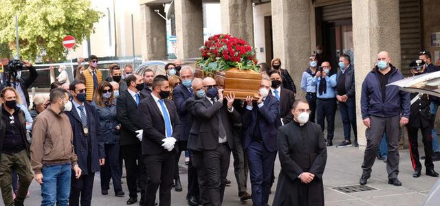 Santelli, aperta camera ardente: feretro portato da assessori