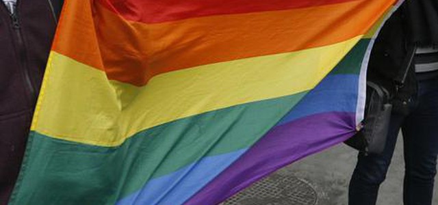 Minaccia la figlia per la relazione omosessuale, denunciata
