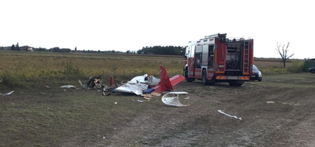 Saluta amici, aereo cade e pilota muore