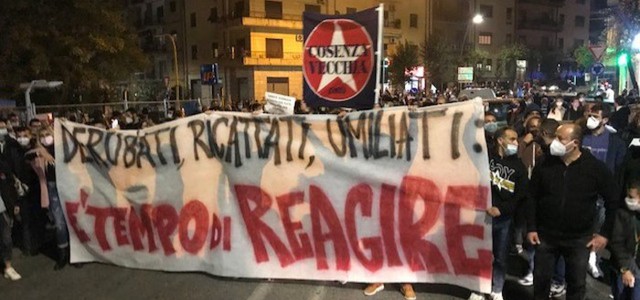 Manifestazione a Cosenza contro Dpcm che ha istituito la zona rossa in Calabria
