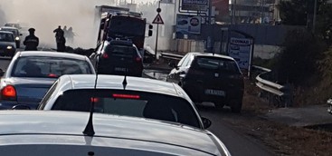 Autoarticolato in fiamme sulla S.S. 106