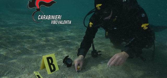 Pistola e munizioni trovati in mare nel Vibonese