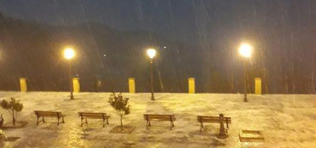 Violenta grandinata nel crotonese, sindaco soccorre studenti