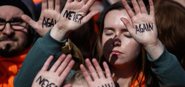 Fiume di ragazzi sfila a Washington contro le armi, 'noi il cambiamento'