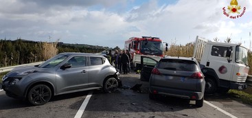 Incidente tra tre mezzi nel Catanzarese, un ferito