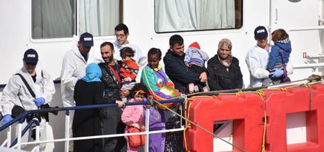 Migranti: in 991 arrivati a Salerno, anche bimbo morto di 3 anni