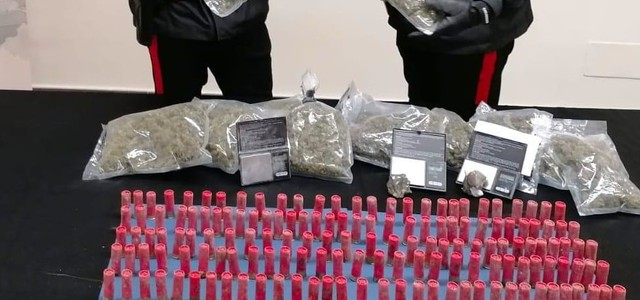 Occupa abusivamente bagni di ex liceo e ci nasconde armi e droga, arrestato
