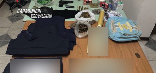 Fucile e pistola a casa, arrestati fratelli
