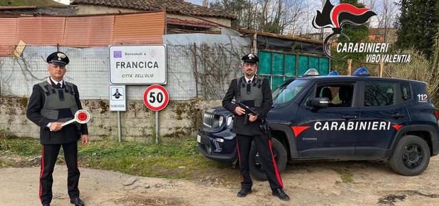 Ruba in un negozio, denunciato 22enne