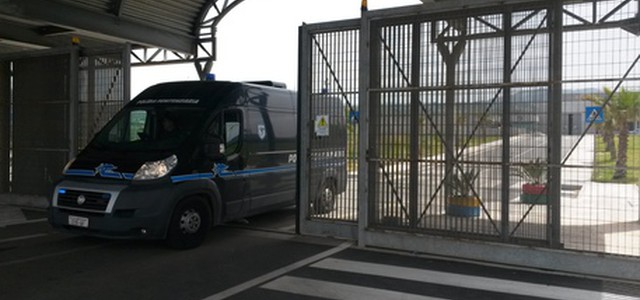 Incendiate auto due agenti penitenziaria