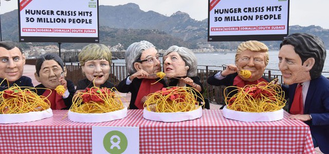 G7: flash mob contro 'banchetto' grandi, 30 mln muoiono fame