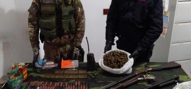 Sequestrate armi, munizioni e mezzo chilo di canapa indiana