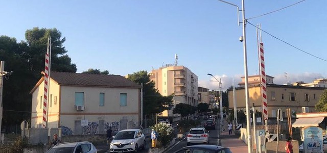 Passaggio a livello Lido, consiglieri opposizione: "Abramo fa solo propaganda"