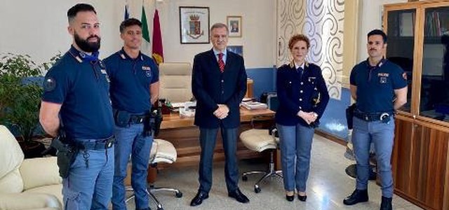Catanzaro, poliziotti salvano uomo che tentava suicidio: Questore li ringrazia