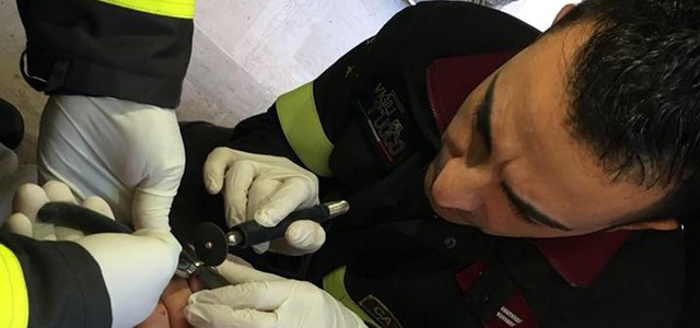 Fede incastrata al dito, intervengono i vigili del fuoco