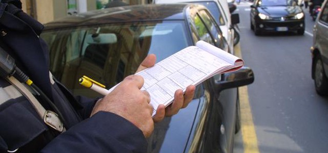 Aggredisce tre vigili urbani dopo essere stato multato