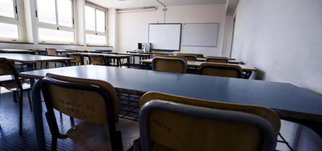 Azzolina: lezioni metà a scuola e metà a casa