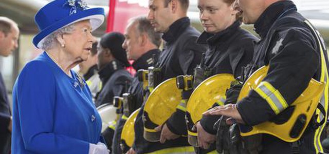 Londra, Regina e William alla Grenfell Tower. Vittime salgono a 30. Per ora escluso il dolo