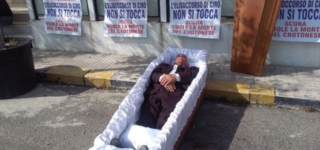 Nella bara per protesta, no a chiusura elisoccorso
