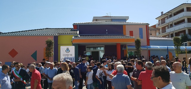 Oliverio inaugura due plessi scolastici e una biblioteca a Crucoli
