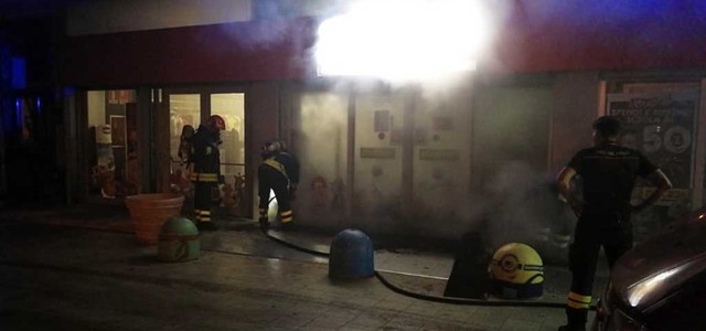 Incendio distrugge nella notte un deposito di giocattoli