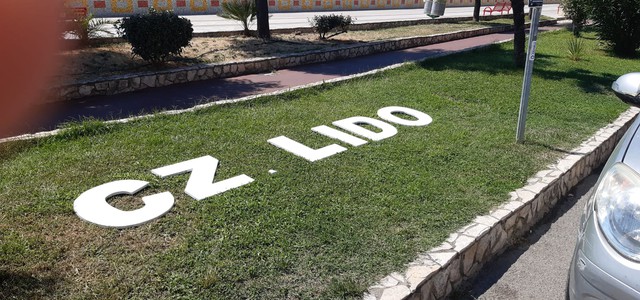 CZ LIDO - la scritta sul lungomare che infiamma la polemica
