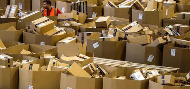Amazon brevetta bracciali per monitorare dipendenti