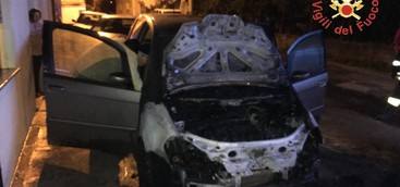 Un corto circuito e l'incendio divora l'auto.