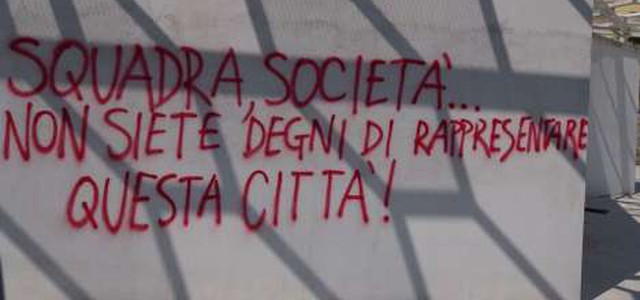 Catanzaro, non si placa la rabbia dei tifosi. Scritte sui muri contro squadra e squadra e società
