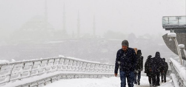 Aeroporto nella neve, 500 italiani bloccati a Istanbul: "Aiutateci, abbiamo paura"