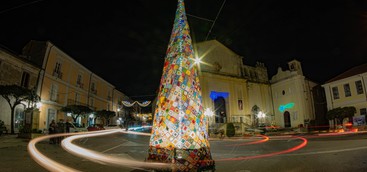 A Girifalco l’albero all’uncinetto alto 9 metri