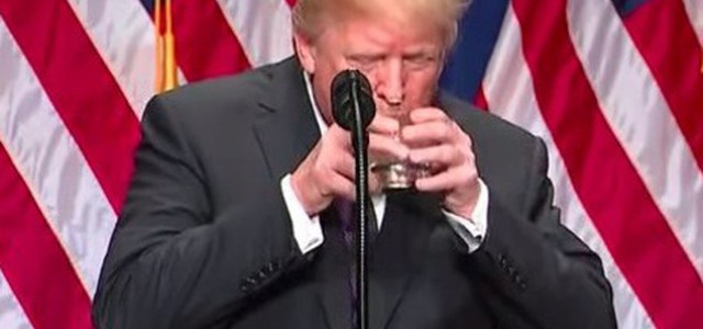 Trump tiene bicchiere con due mani, ironia sul web